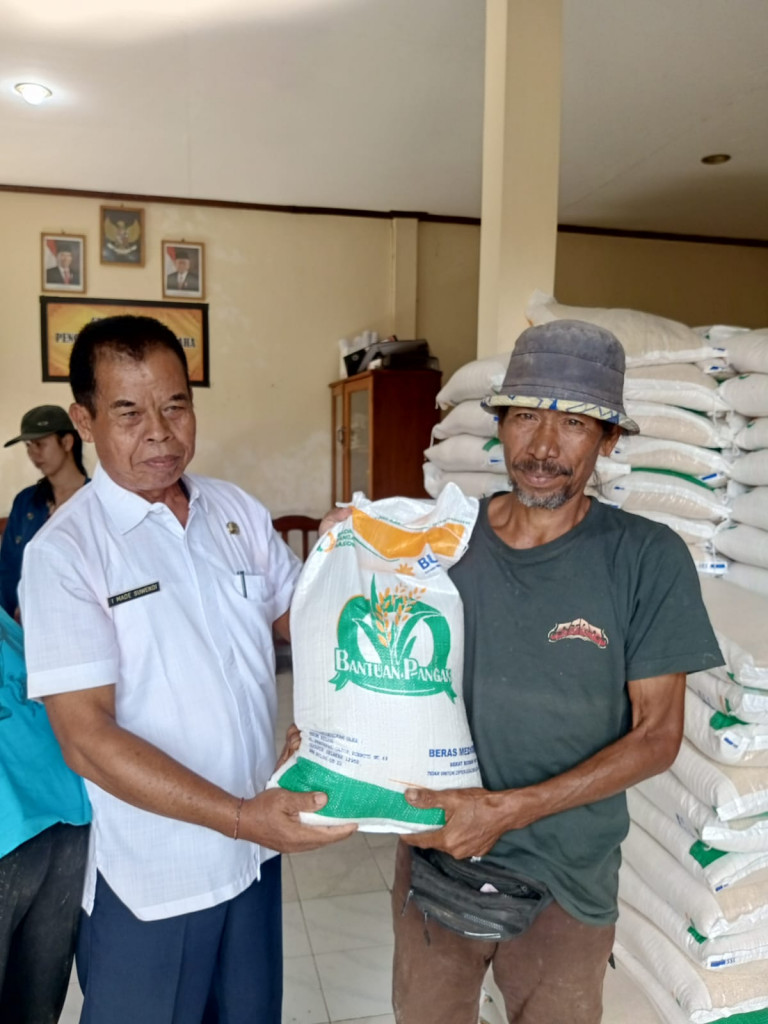 Pendistribusian Bantuan Beras Pangan di Desa Baha